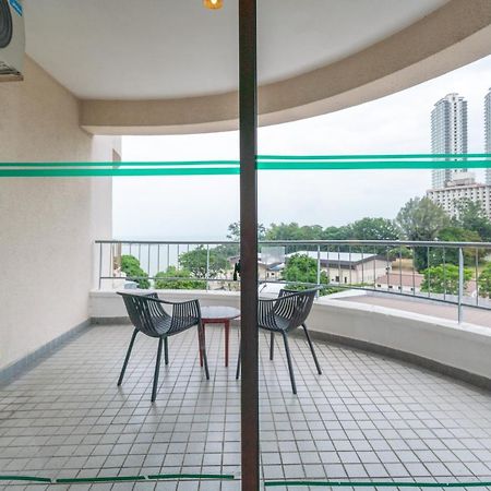 Romantic Couple Suite + Beach-Front Balcony Танджунг-Бунга Экстерьер фото