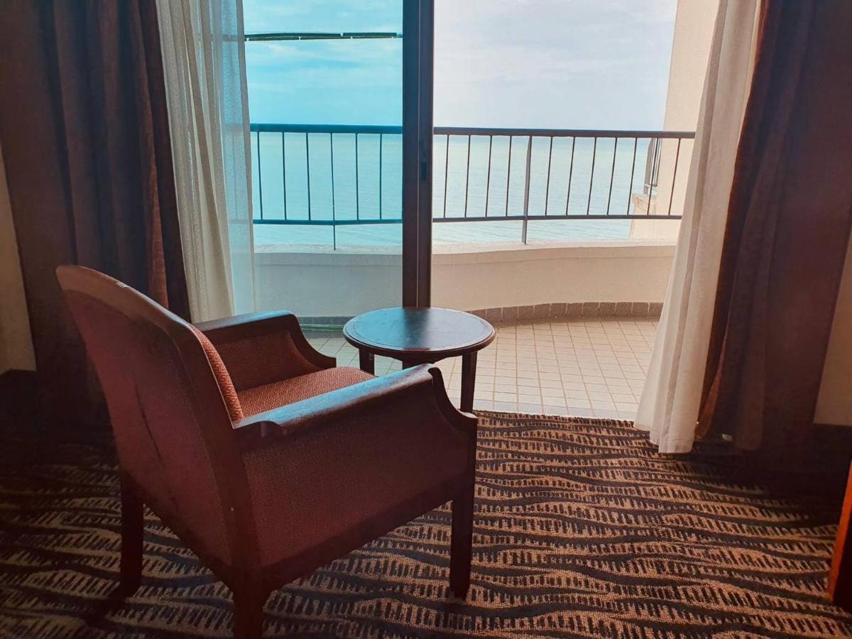 Romantic Couple Suite + Beach-Front Balcony Танджунг-Бунга Экстерьер фото