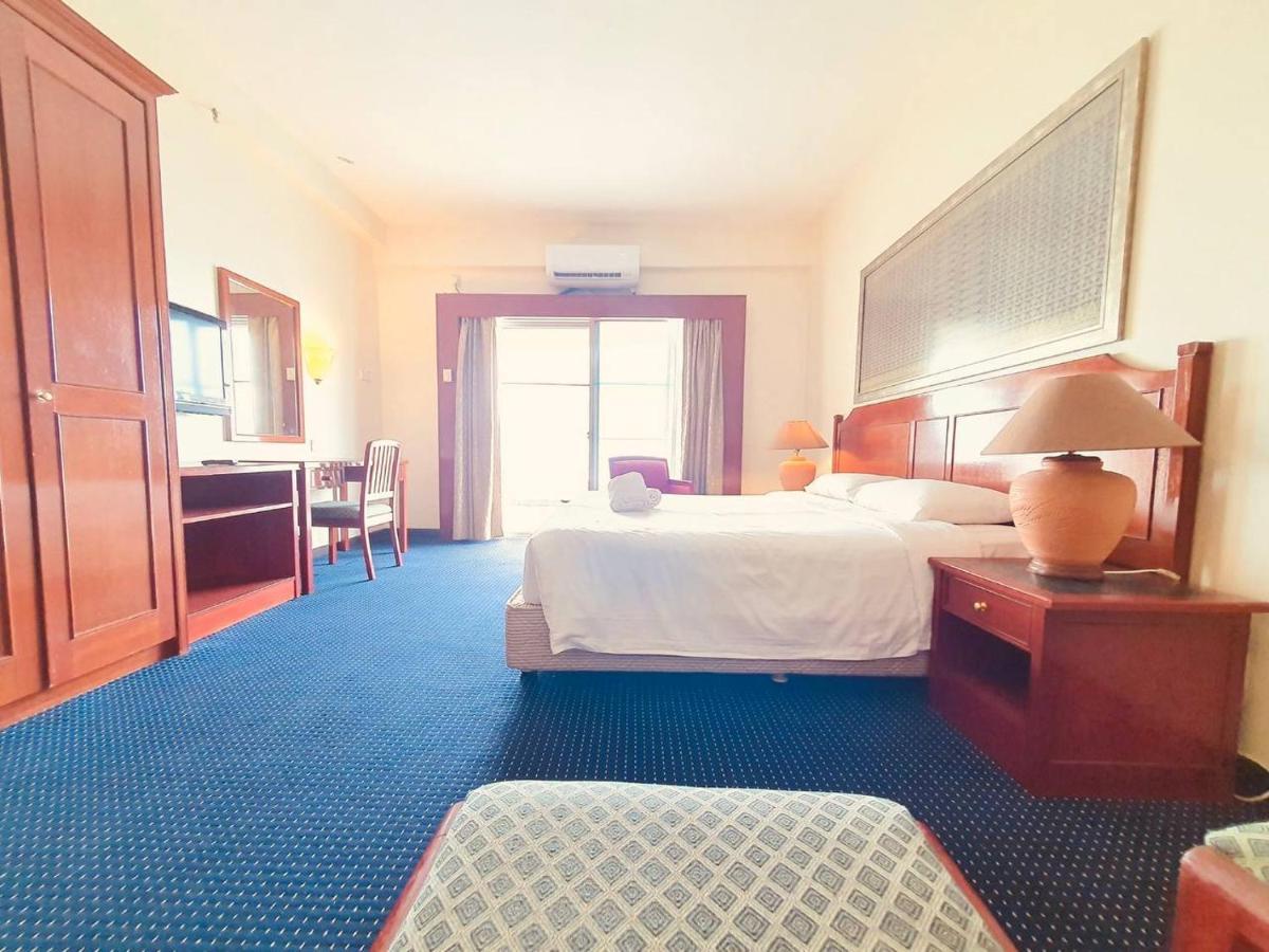 Romantic Couple Suite + Beach-Front Balcony Танджунг-Бунга Экстерьер фото