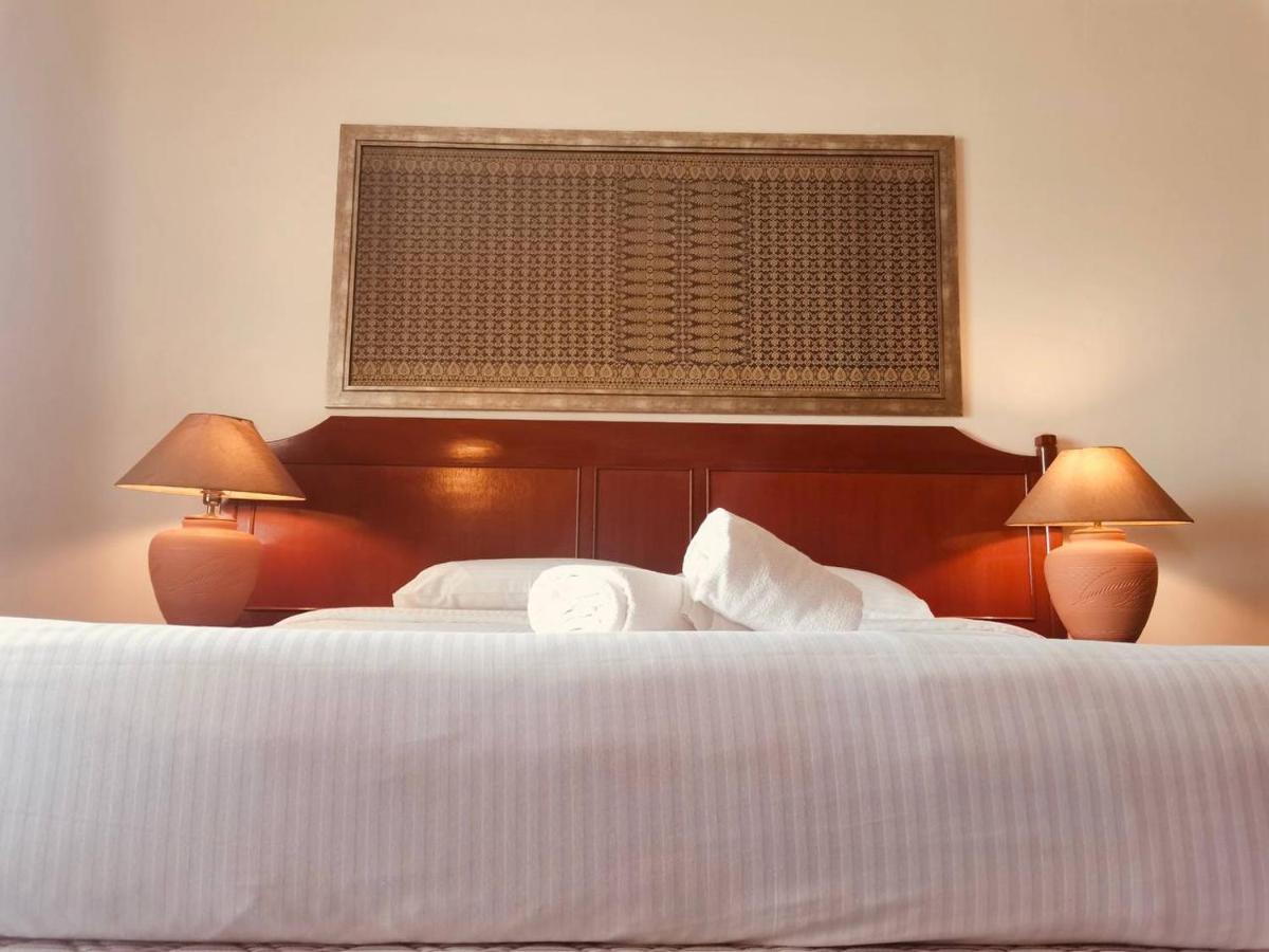 Romantic Couple Suite + Beach-Front Balcony Танджунг-Бунга Экстерьер фото