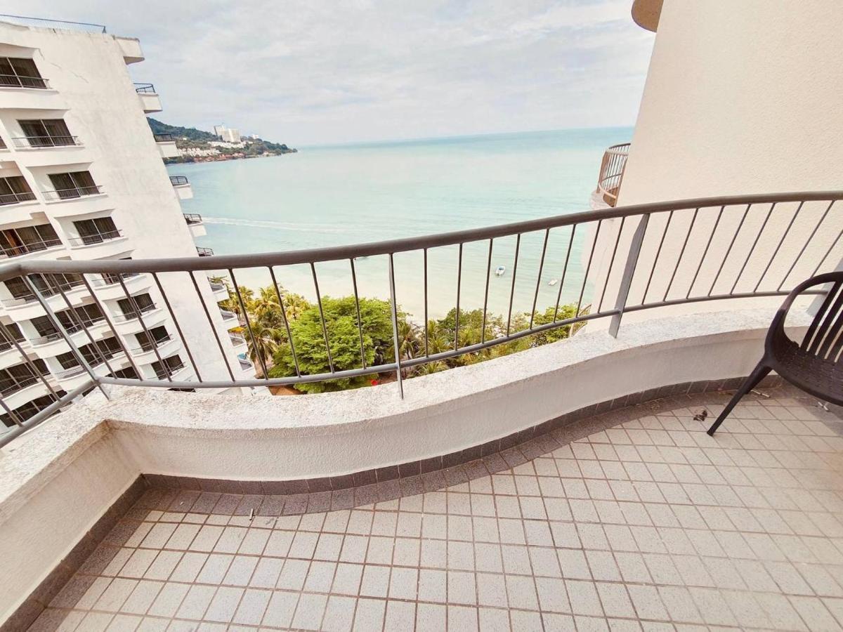 Romantic Couple Suite + Beach-Front Balcony Танджунг-Бунга Экстерьер фото