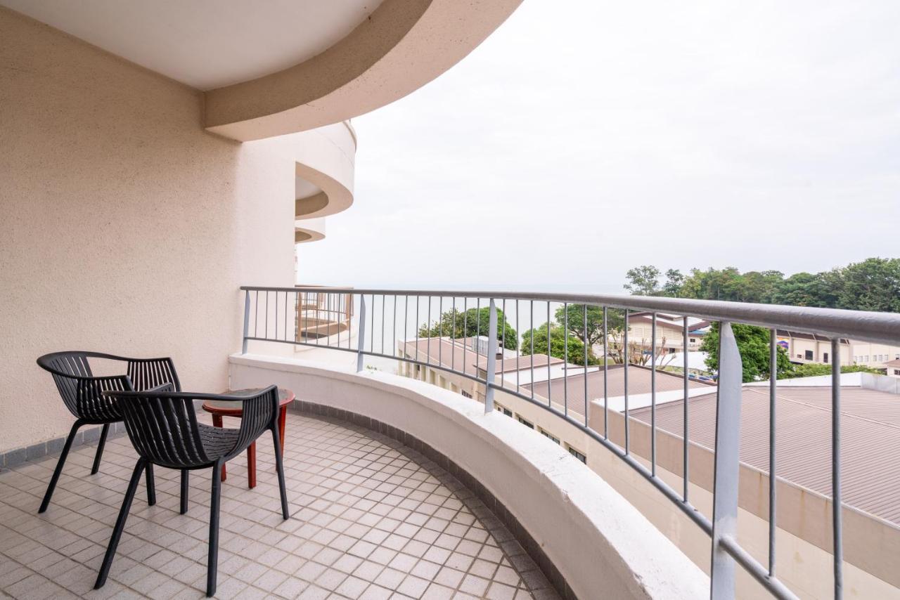 Romantic Couple Suite + Beach-Front Balcony Танджунг-Бунга Экстерьер фото