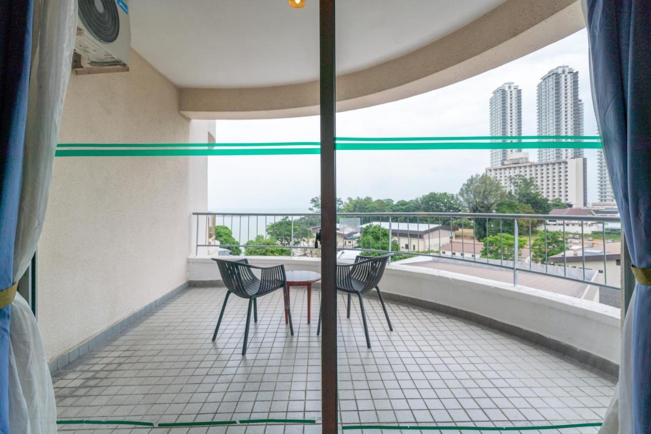 Romantic Couple Suite + Beach-Front Balcony Танджунг-Бунга Экстерьер фото