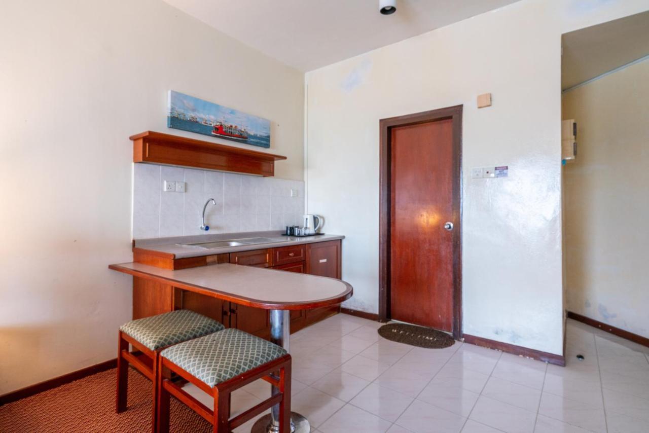 Romantic Couple Suite + Beach-Front Balcony Танджунг-Бунга Экстерьер фото