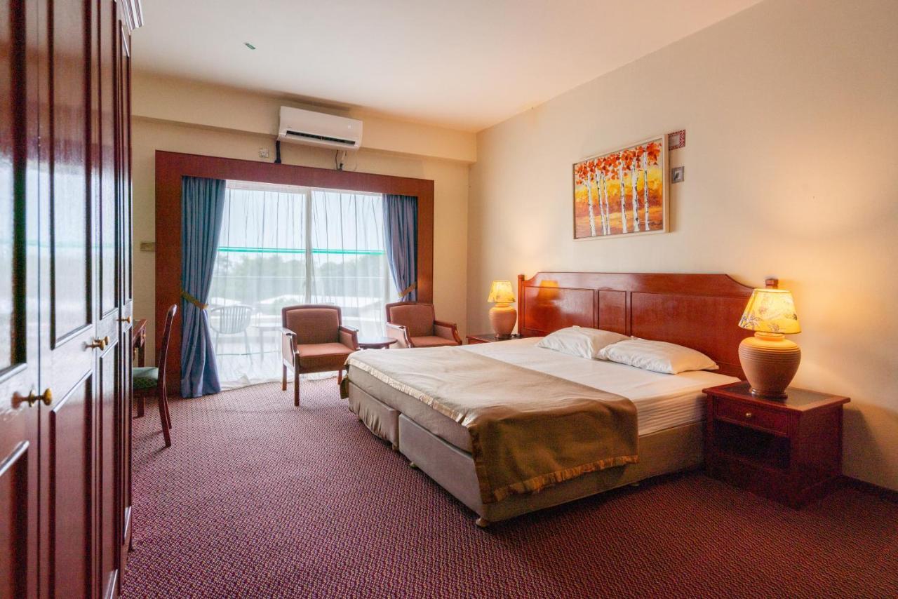 Romantic Couple Suite + Beach-Front Balcony Танджунг-Бунга Экстерьер фото
