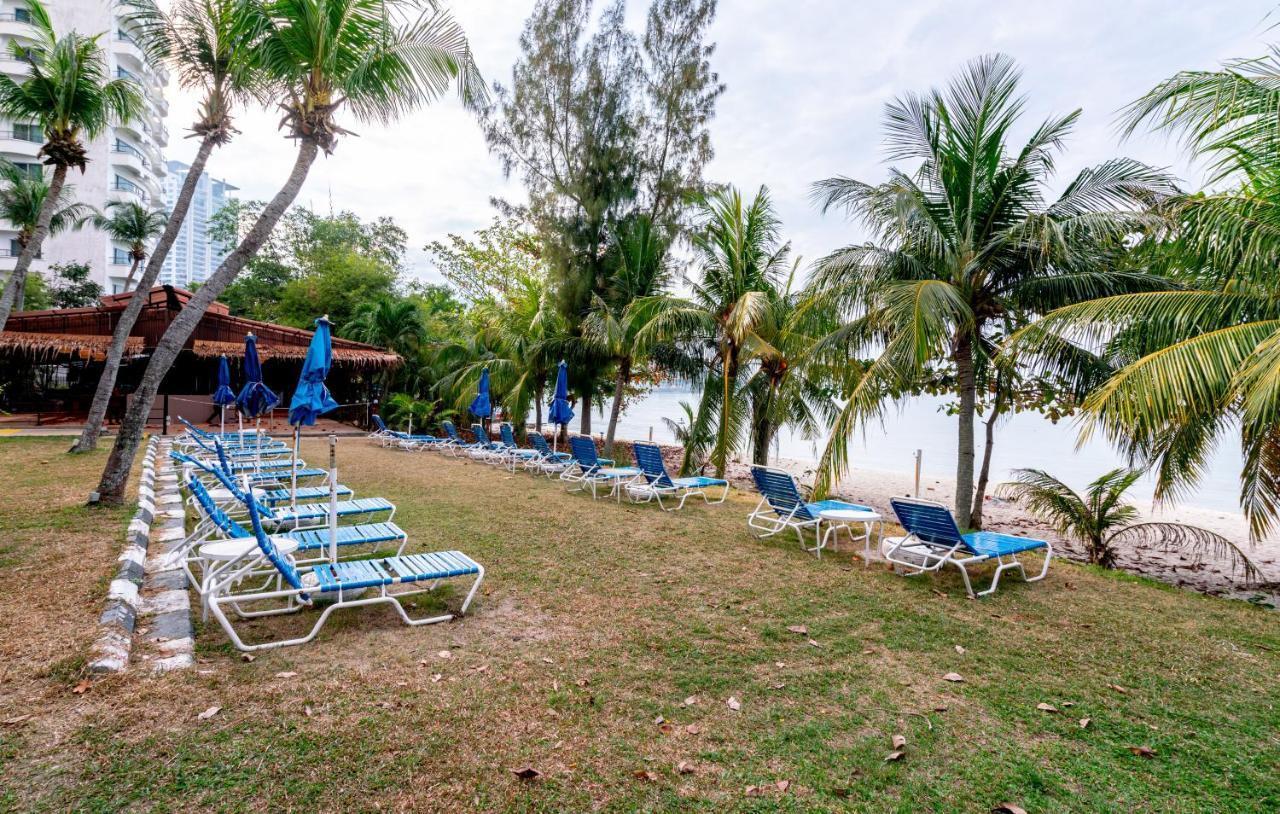 Romantic Couple Suite + Beach-Front Balcony Танджунг-Бунга Экстерьер фото