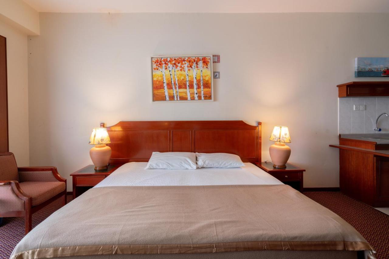 Romantic Couple Suite + Beach-Front Balcony Танджунг-Бунга Экстерьер фото
