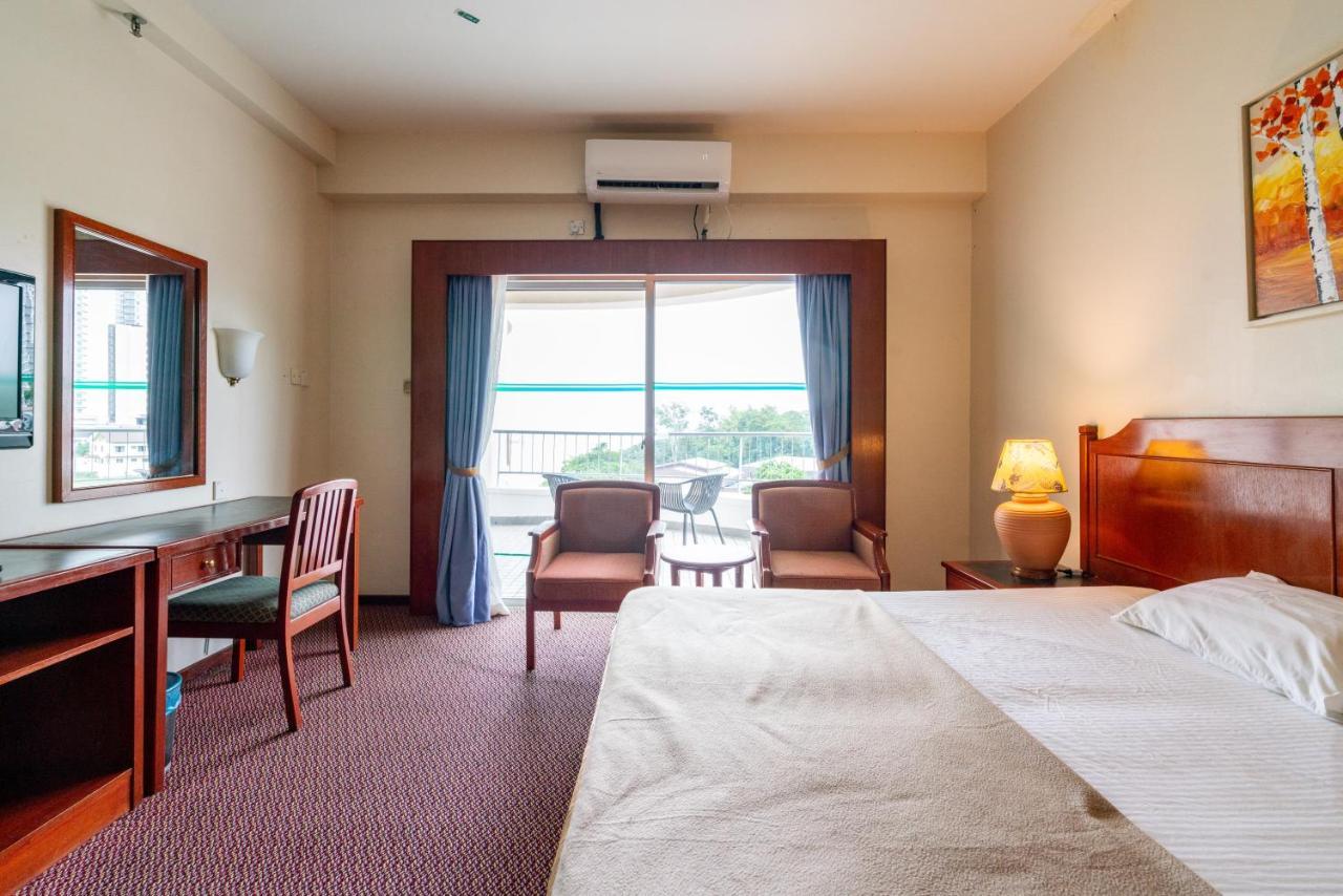 Romantic Couple Suite + Beach-Front Balcony Танджунг-Бунга Экстерьер фото