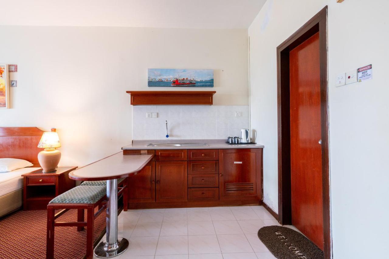 Romantic Couple Suite + Beach-Front Balcony Танджунг-Бунга Экстерьер фото